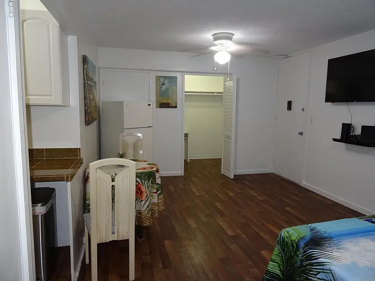 Waikiki Whale Watcher Apartments — Photo 42