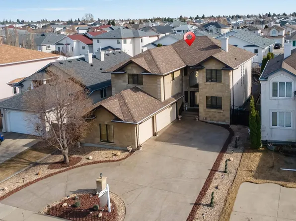 8715 160a Ave NW, Edmonton, AB T5Z 3K4