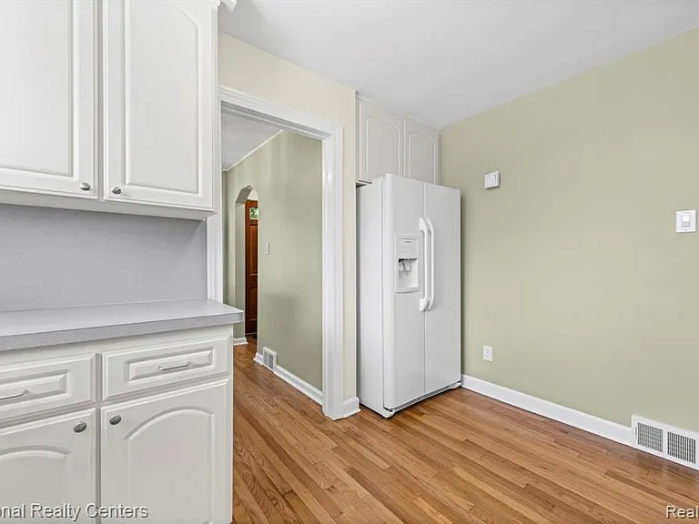 4521 Elmwood Ave — Photo 17