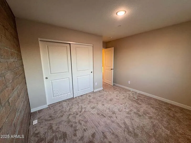 3 bed, 2.5 bath, 1716 sqft, $1,599 — Photo 2