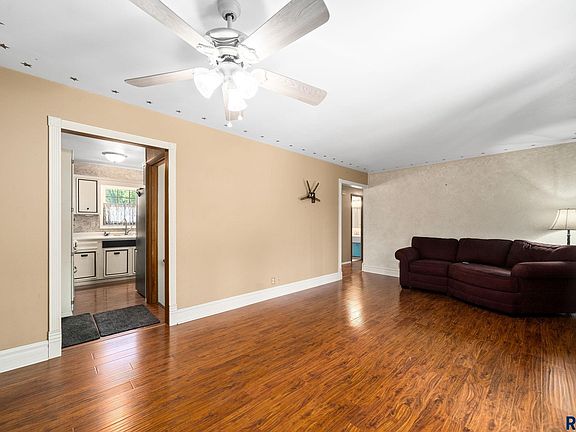2nd image of 833 E Pam Rd