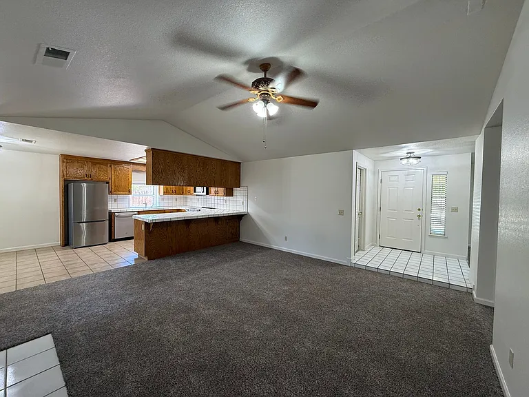 2136 Southgate Dr — Photo 10