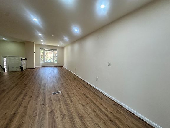 2nd image of 18 Carriage House Cir