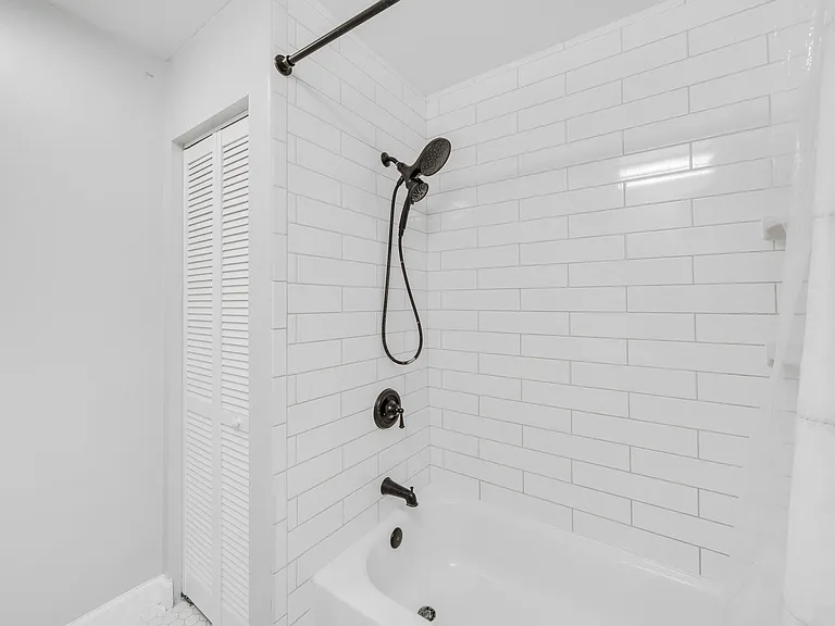 235 NW 15th St — Photo 33