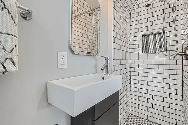 868 N Mariposa St — Photo 7