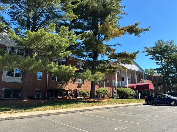 1070 New Haven Ave APT 74, Milford, CT 06460