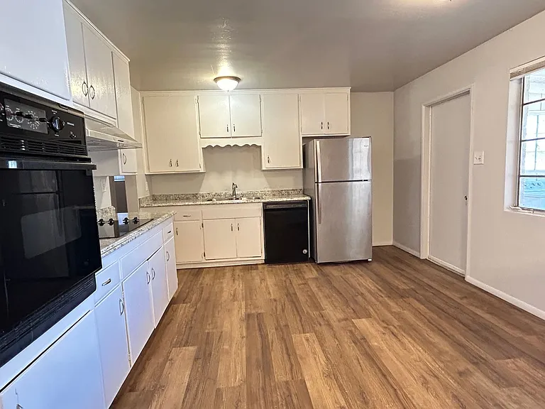 1014 W 17th Pl — Photo 8
