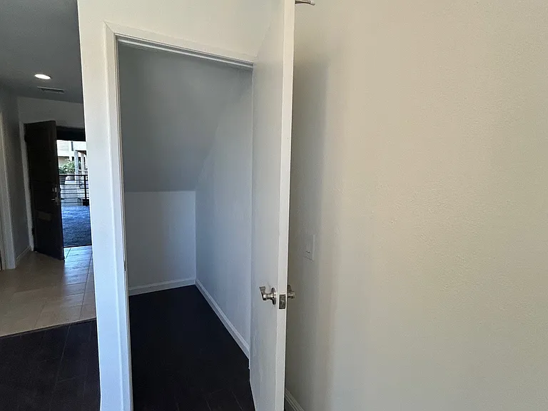 Glenoaks Apartments — Photo 8