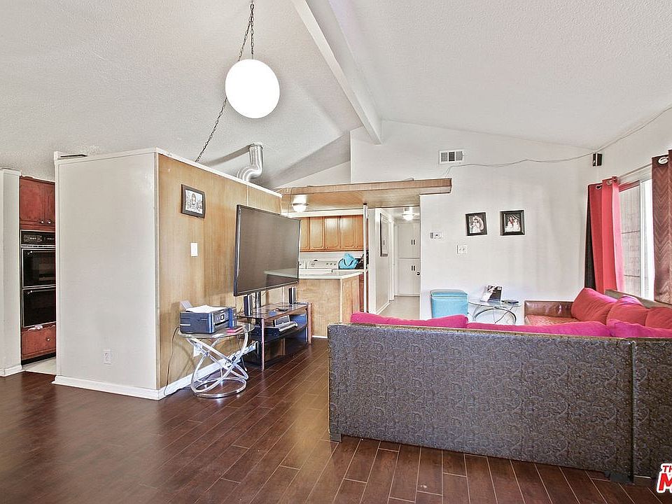 1st image of 121 E 76th Pl