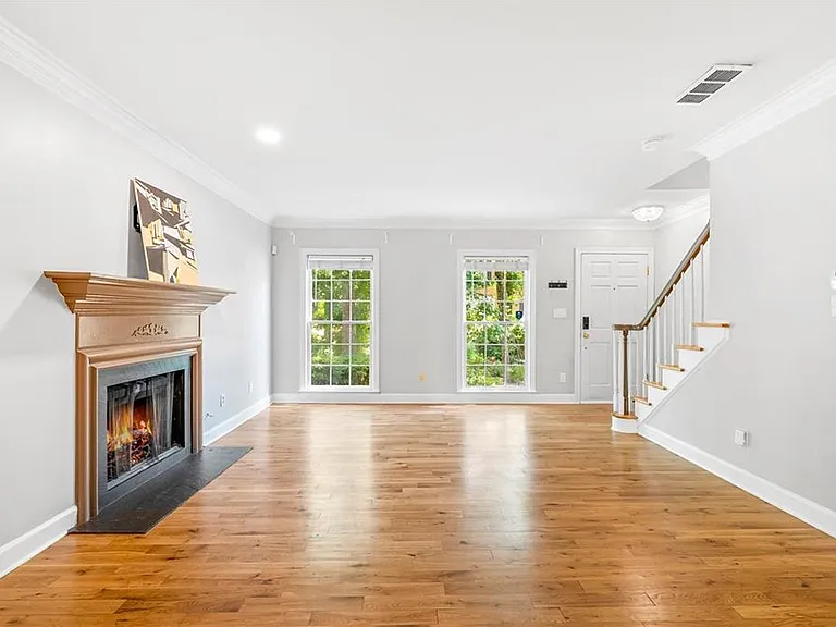 46 Mount Vernon Cir — Photo 4