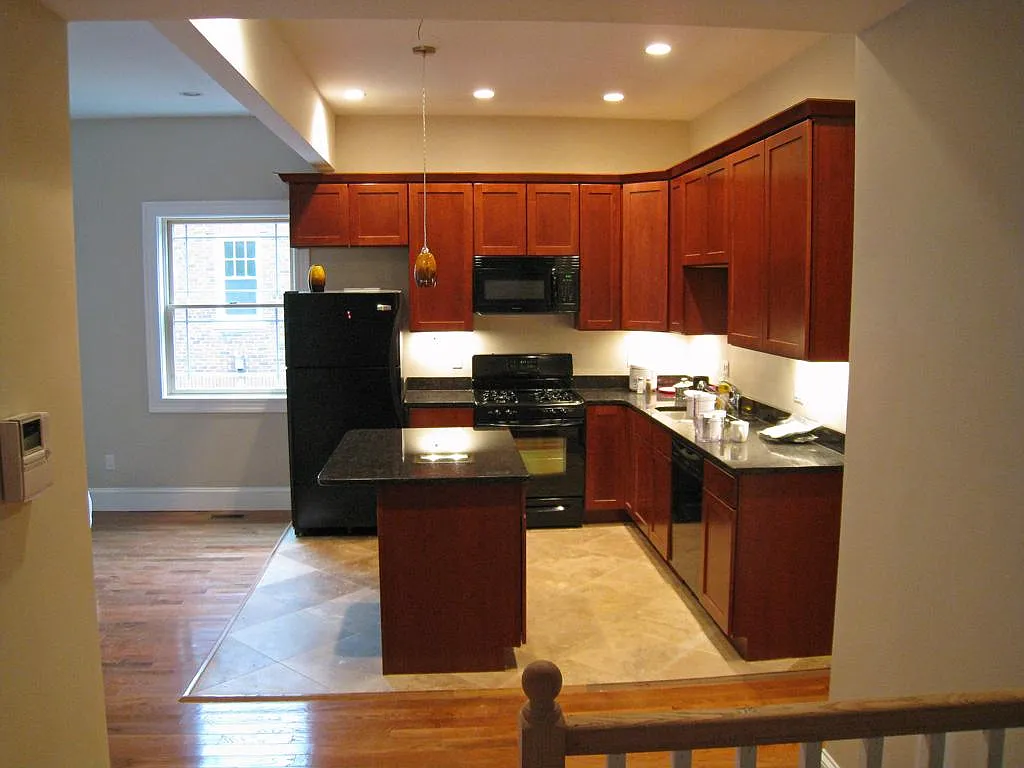6 bed, 3.5 bath, 2600 sqft, $6,900 — Photo 2