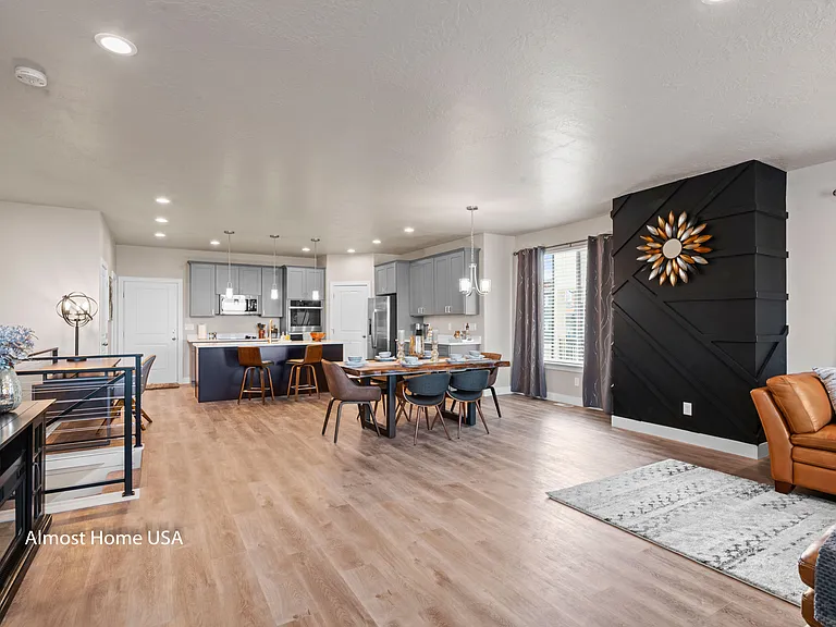 572 W Lewski Ln — Photo 3