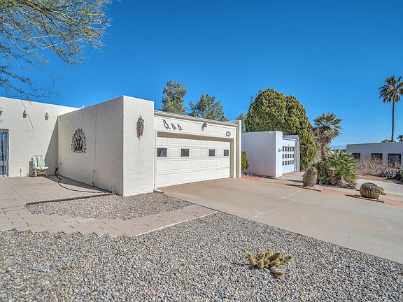 3rd image of 1033 N Abrego Dr