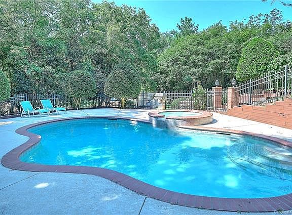 2nd image of 188 Sunrise Cir