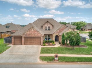 300 Land Run Ln, Yukon, OK 73099