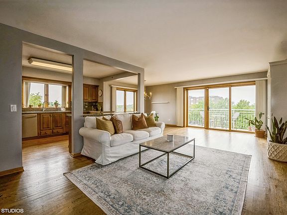 3rd image of 4655 N Cumberland Ave APT 519