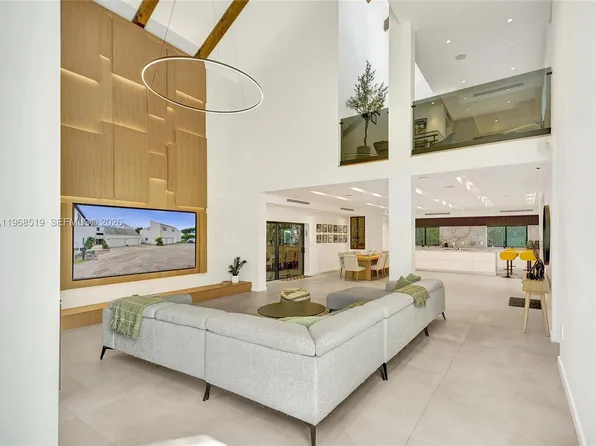 1977 S Oak Haven Cir, Miami, FL 33179