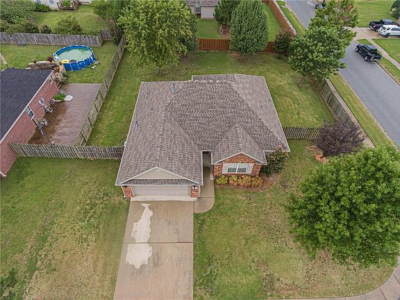 2nd image of 1625 N Oakhaven Pl