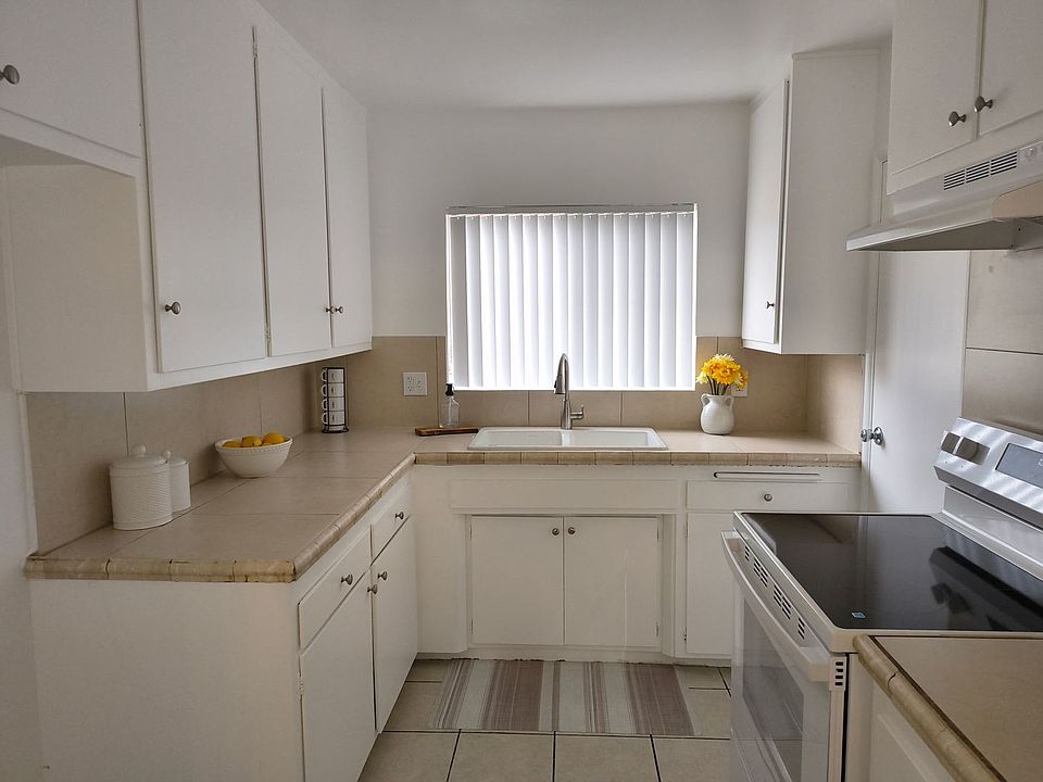 1st image of 220 E Live Oak St APT 2