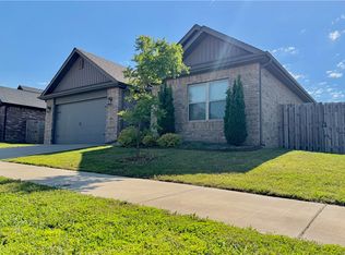575 N Drewrys Bluff Dr, Fayetteville, AR 72704