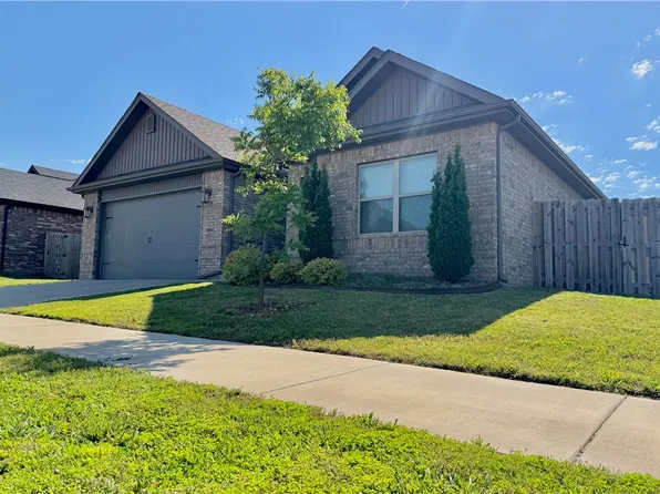 575 N Drewrys Bluff Dr, Fayetteville, AR 72704