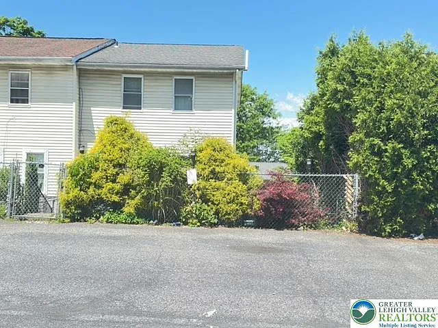 2858 Klein St — Photo 17