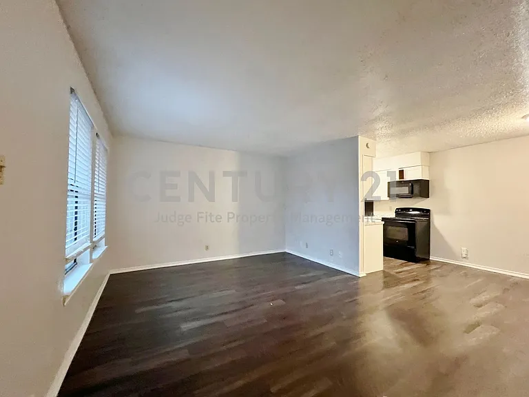 1108 N Elm St #10 — Photo 6