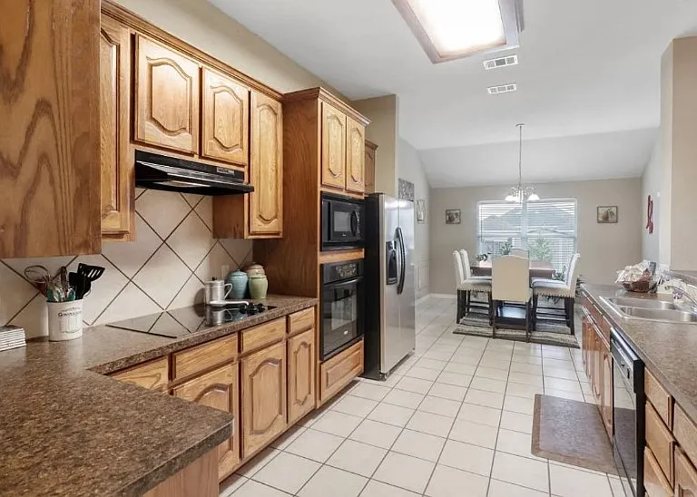 1112 Camelot Dr — Photo 6