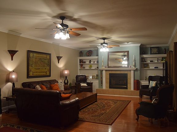 2nd image of 19 Red Oak Ln