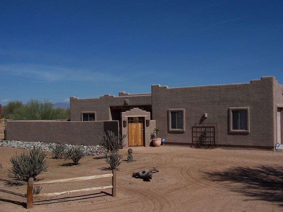 Courtyard with Flagstone Patio, Located on a quiet Dead End street