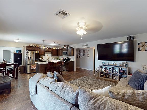 5th image of 905 E 26th Pl