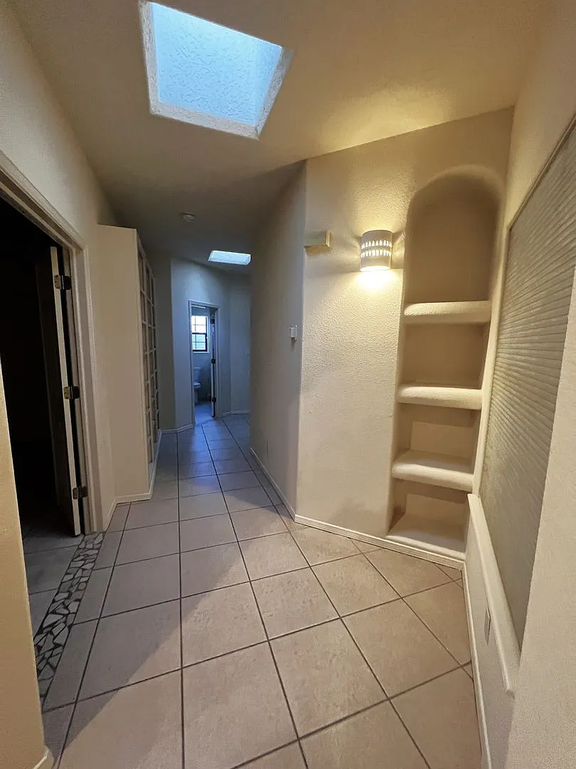 Beautiful 3 Bed 2 Bathroom home with Large Backyard — Photo 2