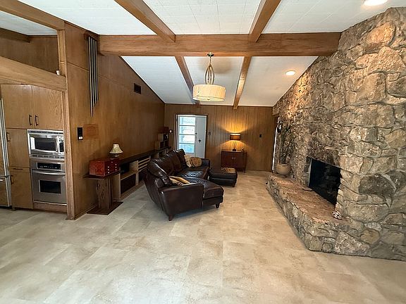 4th image of 1910 Woods Dr