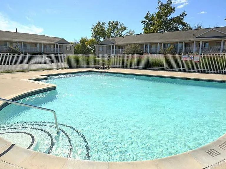 Kings Lane Apartments — Photo 12
