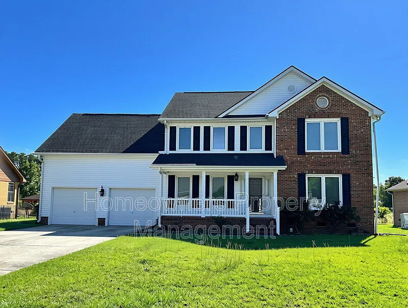 3 bed, 2.5 bath, 2418 sqft, $2,100 — Photo 1