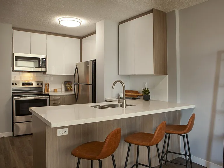 2575 Danforth Ave — Photo 41