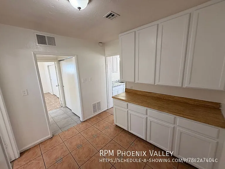 2524 W Jefferson St — Photo 4