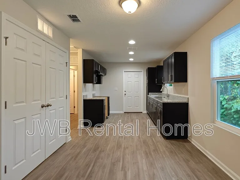 1740 W 9th St — Photo 5