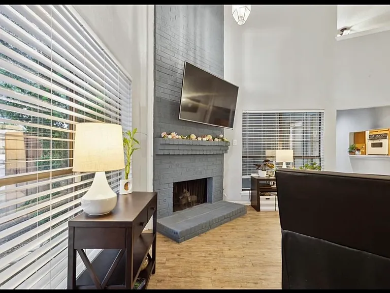 2231 Bunker Hill Dr — Photo 4