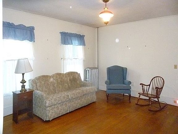 4th image of 27 Taft St