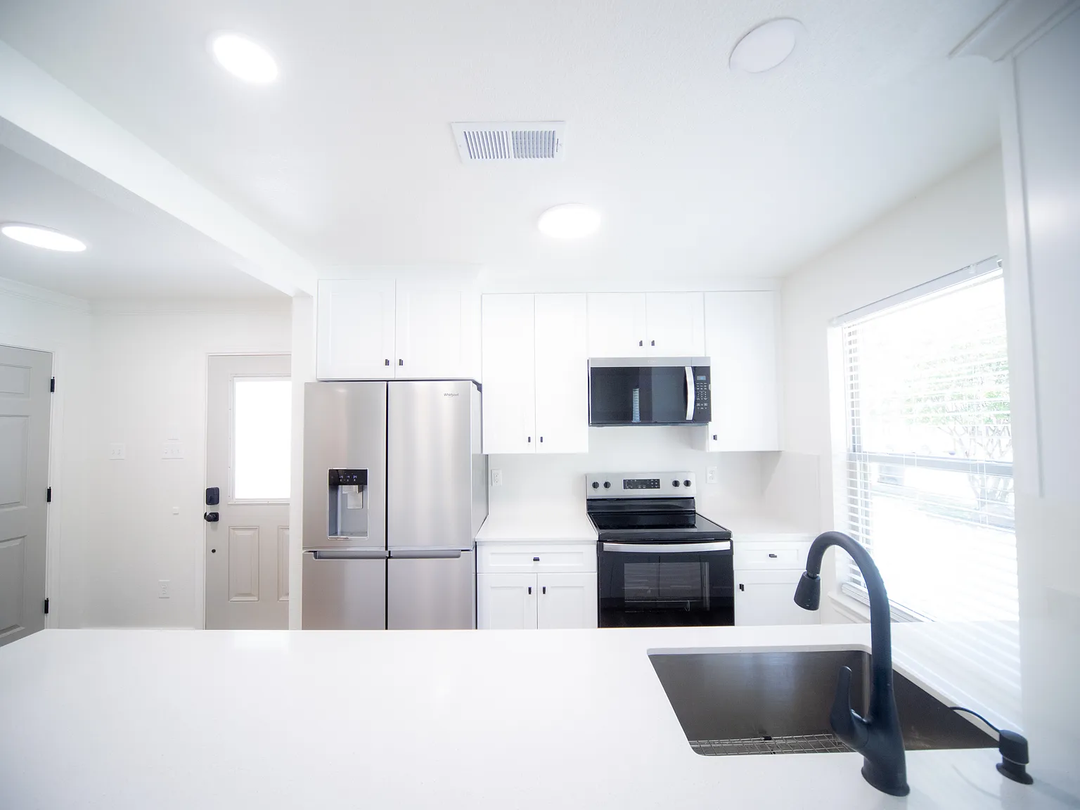 3 bed, 1100 sqft, $2,850 — Photo 4