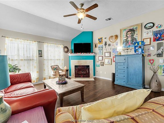 3rd image of 219 Simi Dr