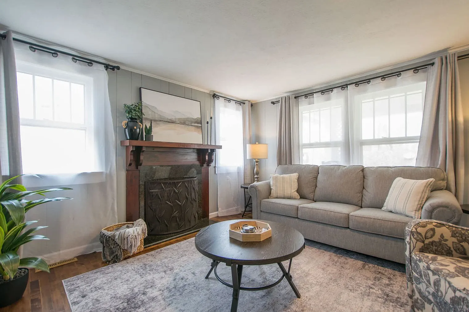 3 bed, 1.0 bath, 1108 sqft, $3,056 — Photo 2