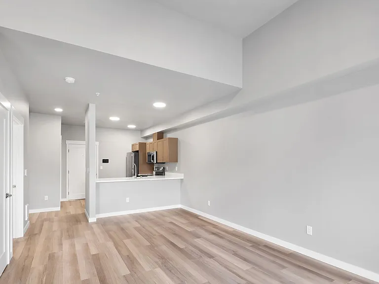 Kingsway Apartments — Photo 28