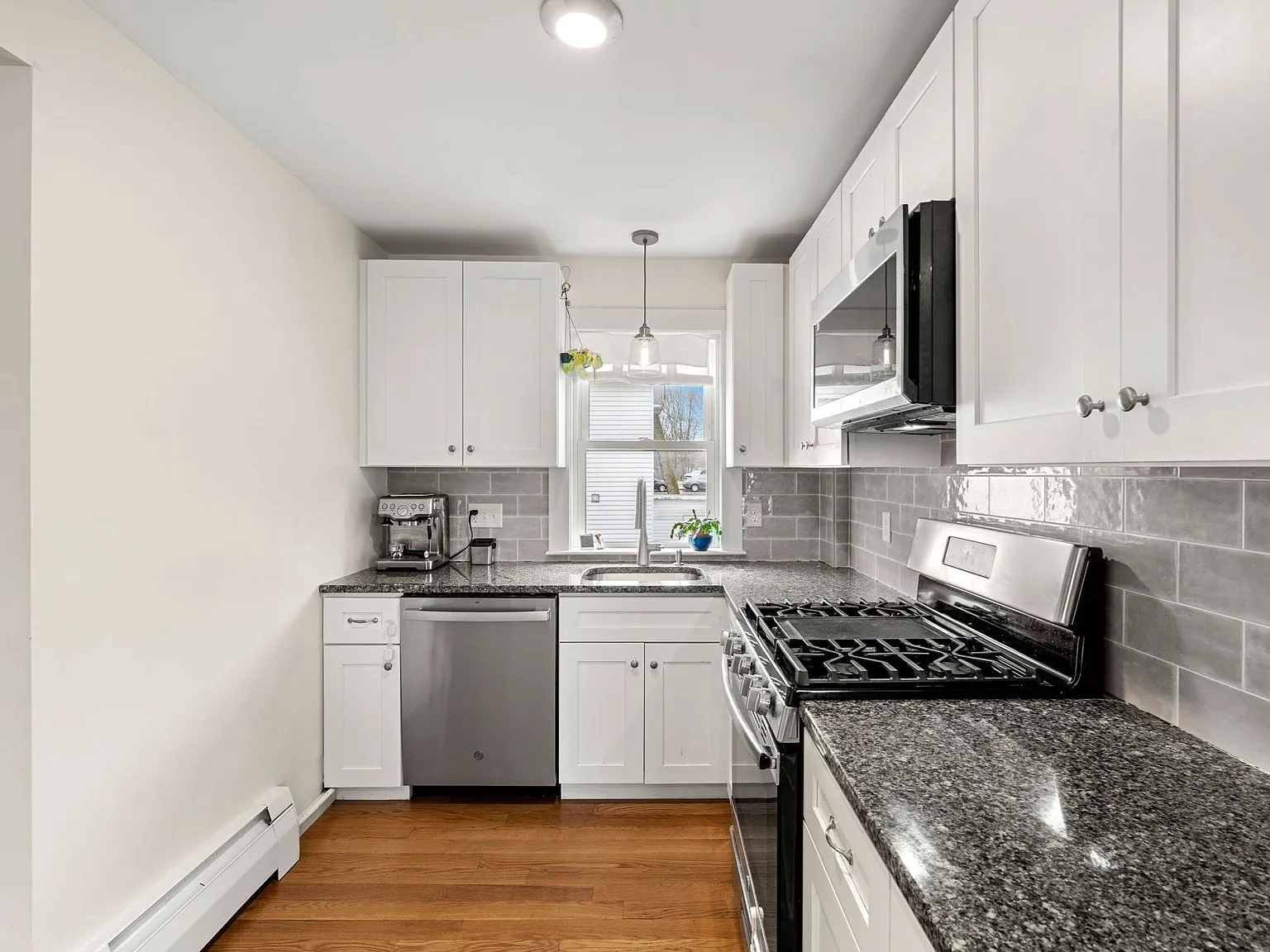 3 bed, 1400 sqft, $3,000 — Photo 3