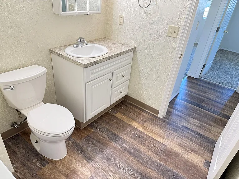 435 S 40th St — Photo 23
