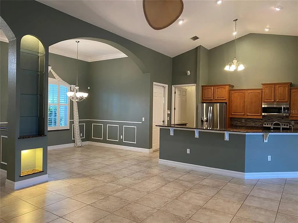 3 bed, 2.0 bath, 2458 sqft, $3,100 — Photo 2