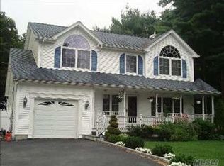 356 Carnation Dr, Shirley, NY 11967