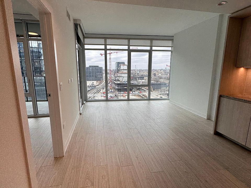 1st image of 740 W Fulton St #410