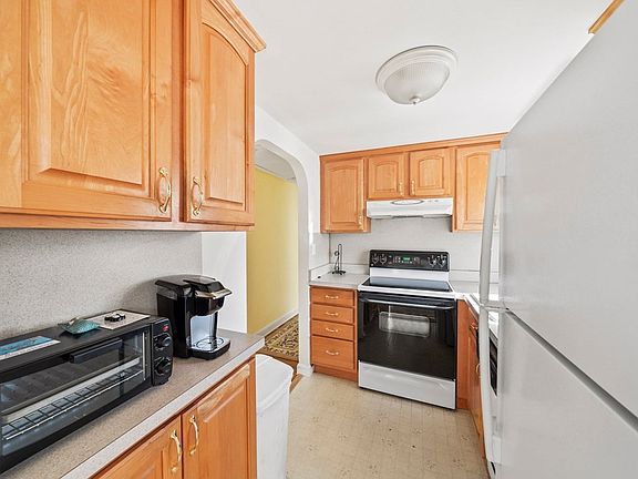 4th image of 10 Ellen Ave